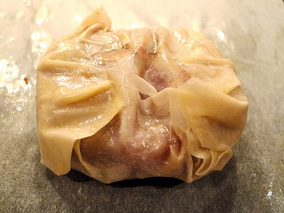 Kirschkissen auf Pralinensoße