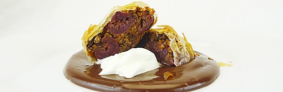 Strudelpäckchen mit Kirschen, Pralinensauce und Chili