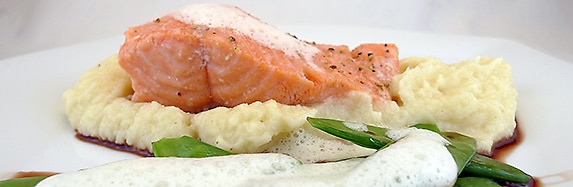 Lachs-Confit mit Selleriepüree