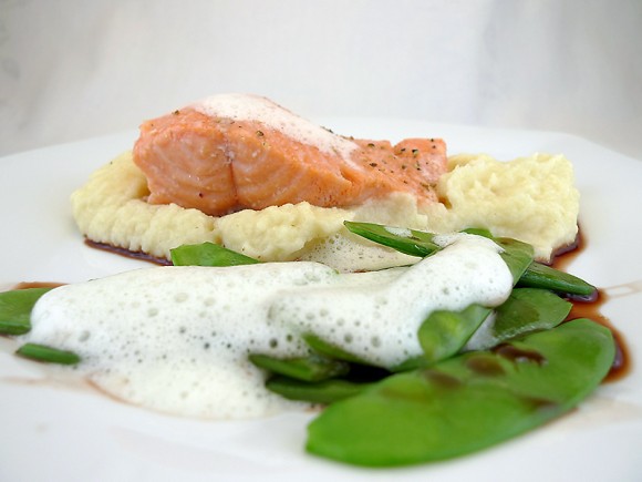 Lachsconfit mit Selleriepüree und Kaiserschoten