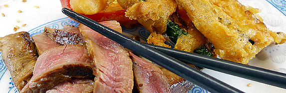 Tempura-Gemüse mit Wasabi-Creme und Steak in Teriyaki-Sauce