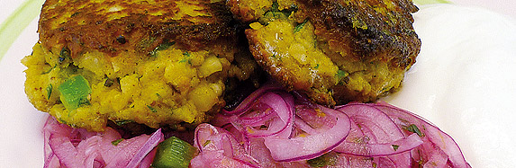 Kichererbsen-Küchlein mit Rote-Zwiebel-Salat