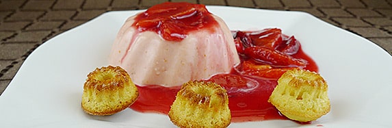 Blutorangen-Mousse mit Blutorangen-Salat an Orangen-Mandel-Gebäck