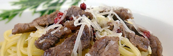 Spaghetti mit Lendenspitzen und rosa Pfeffer