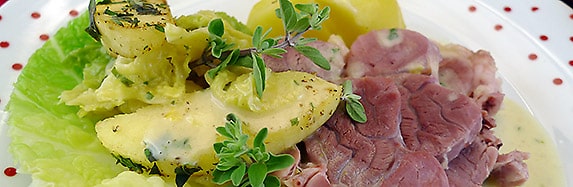 Eisbein mit Rahmwirsing und Majoran-Äpfeln