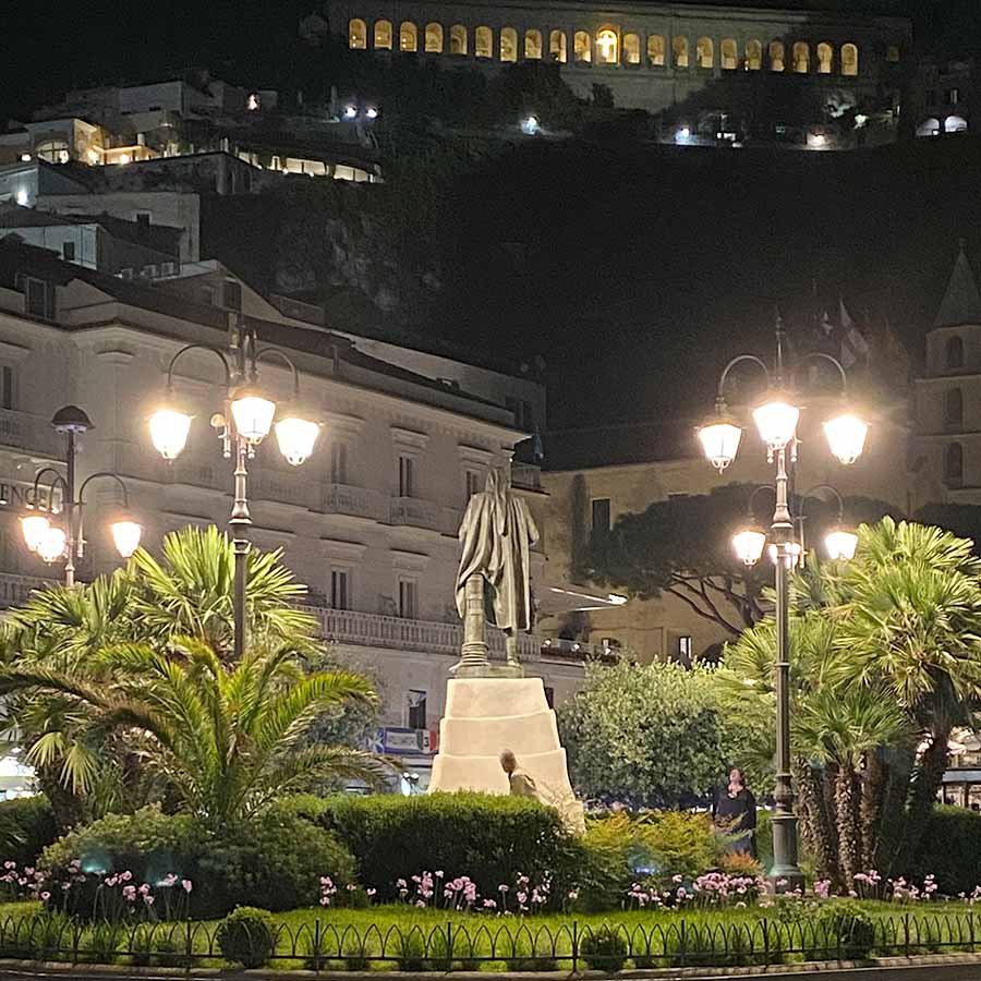 Amalfi bei Nacht. Satt vom Zitronenhähnchen oder Amalfi-Gockel