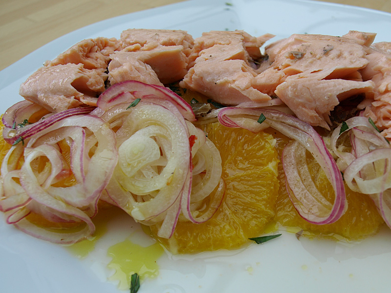 Orangen-Zwiebel-Salat mit Schwertfisch