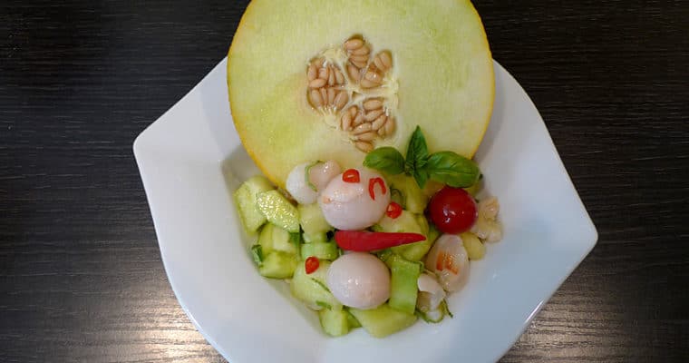 Sommerlicher Melonensalat mit Litschi und Gurke