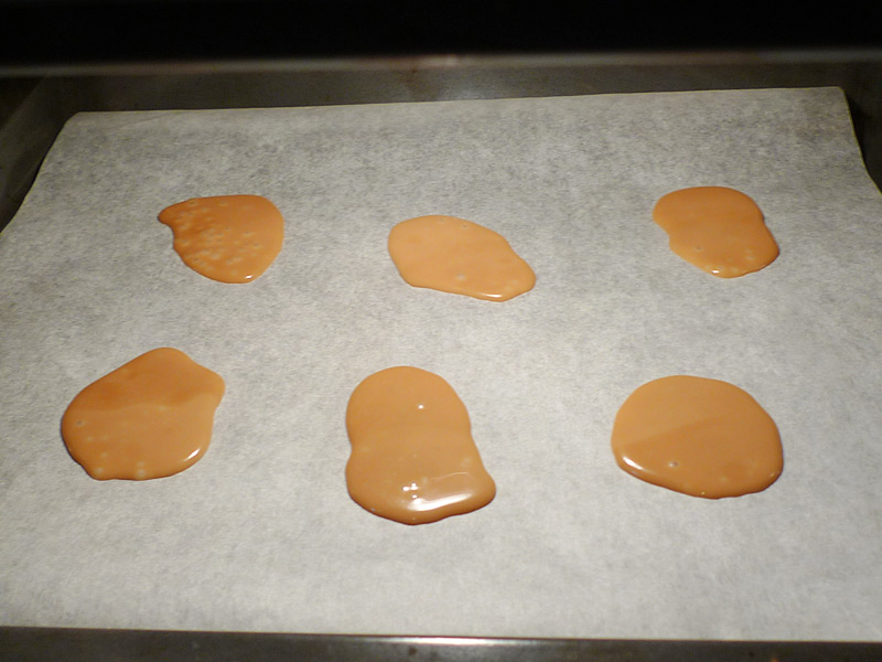 Die Karamellbonbons werden im Ofen geschmolzen