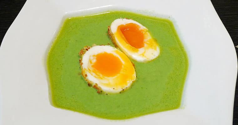 Grüne Spinat-Schaumsuppe mit gebackenem Ei – Das Rezept