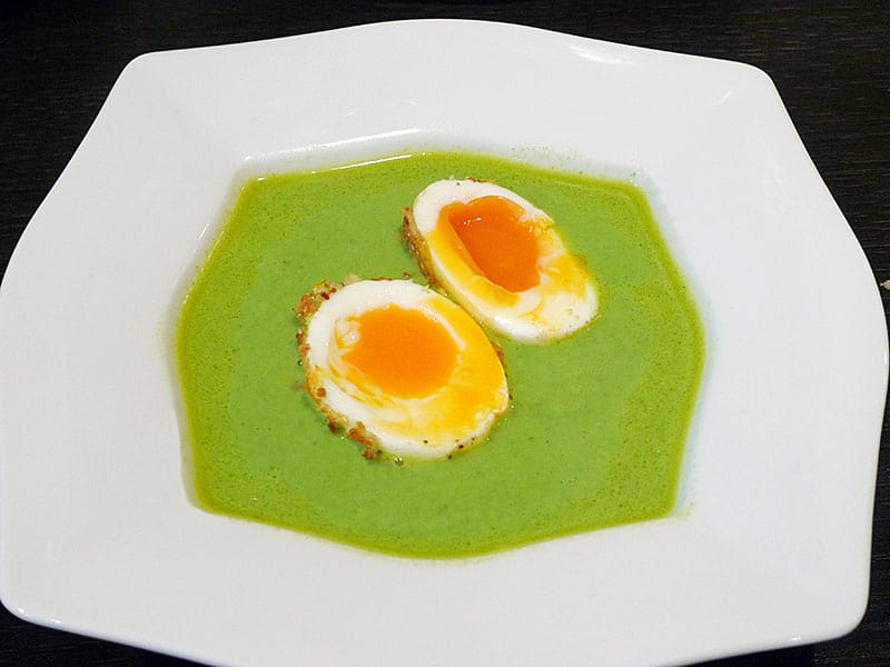 Grüne Spinat-Schaumsuppe mit gebackenem Ei