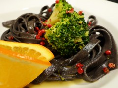 Brokkoli im Orangensud auf schwarzer Pasta. - Speiseplan Nummer eins