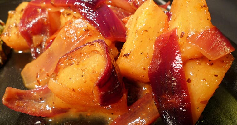 Ananas-Ragout mit roten Zwiebeln und Chilimandeln