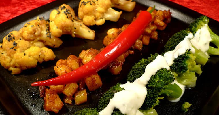 Blumenkohl-Brokkoli-Curry mit Kartoffelwürfeln und Würzjoghurt