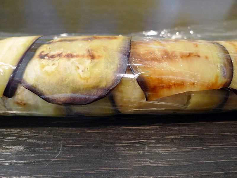 Wer eine Sushi-Rollmatte hat, um sein Couscous-Sushi zu formen, sollte natürlich diese verwenden
