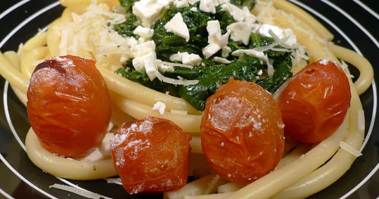 Spinatpasta mit Feta und übergrillten Tomaten