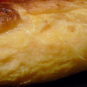 Köstliches Käseomelett mit Birne und Nüssen