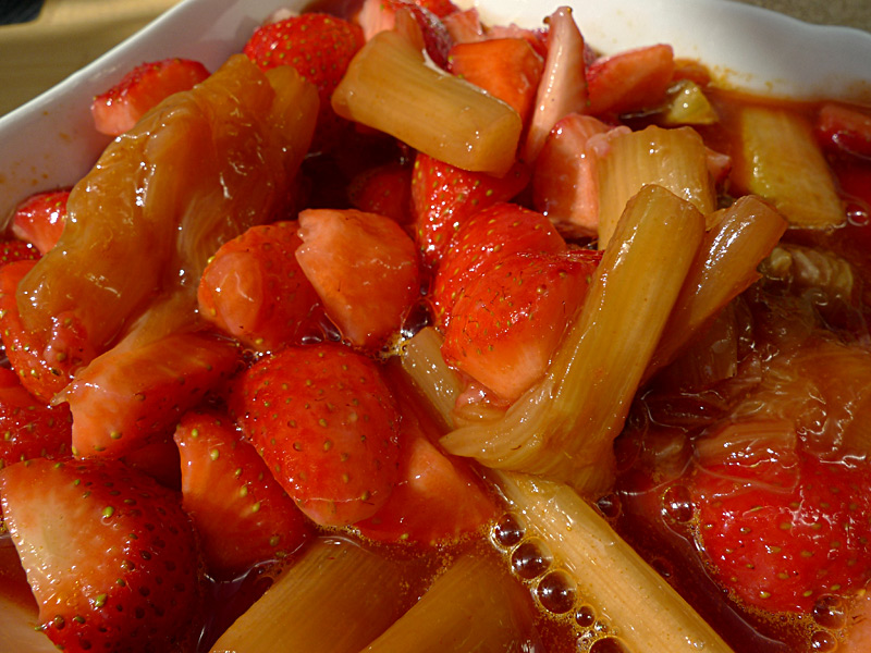 Aus meinem Kochtopf - Schoko-Walnuss-Türmchen mit Mascarponecreme und Erdbeer-Rhabarber-Kompott