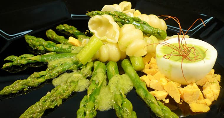 Pasta mit grünem Spargel, Ei und Basilikum