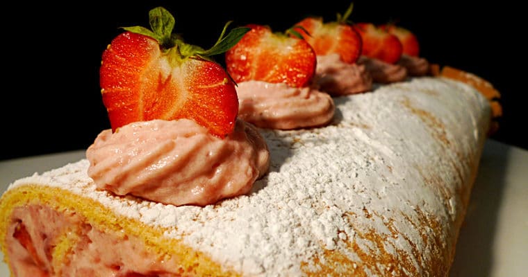 Erdbeerroulade – feine Biskuitroulade mit Erdbeerfüllung