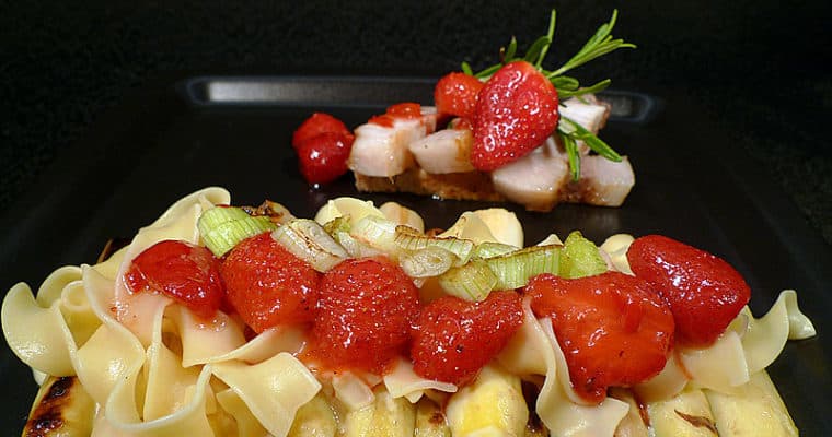 Spargel mit Chili-Erdbeeren, Rucolanudeln, Schweinekotelett