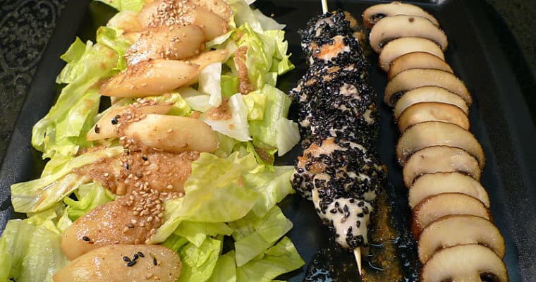 Japanischer Spargelsalat mit Hähnchenbrust in Sesam