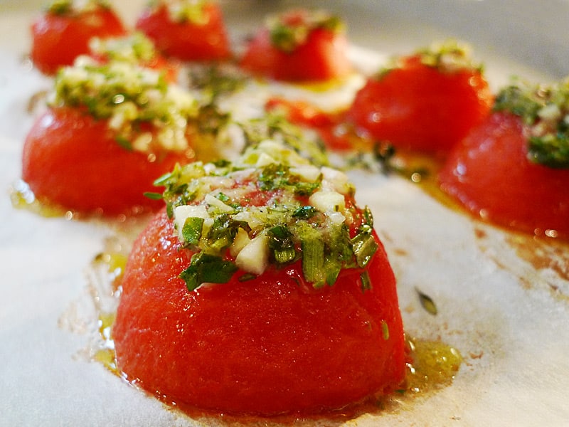 Mediterrane Tomatensosse mit gebratenen Kapern