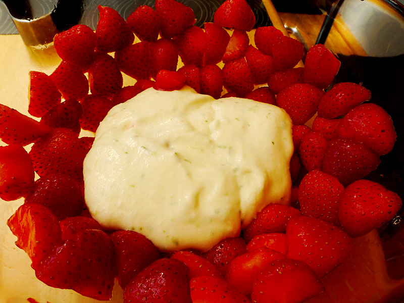 Erdbeerbombe mit Limetten-Joghurt-Creme