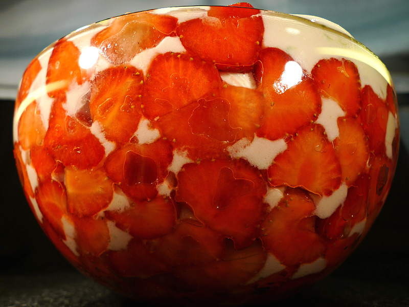Eine Halbkugel aus Erdbeeren mit Limetten-Joghurt-Creme