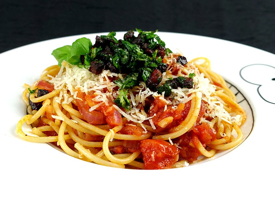 Spaghetti mit Zwiebeln und Speck