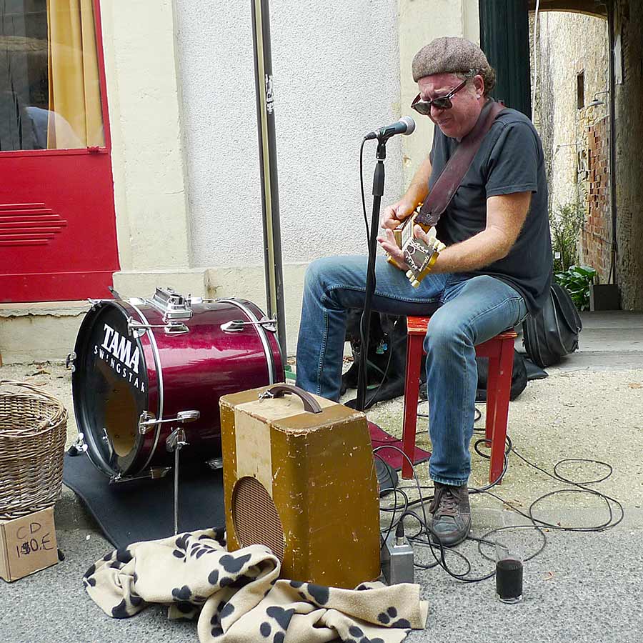 Bluesmusiker in Saint Cyprien. Schön einkaufen in Saint-Cyprien (Dordogne)
