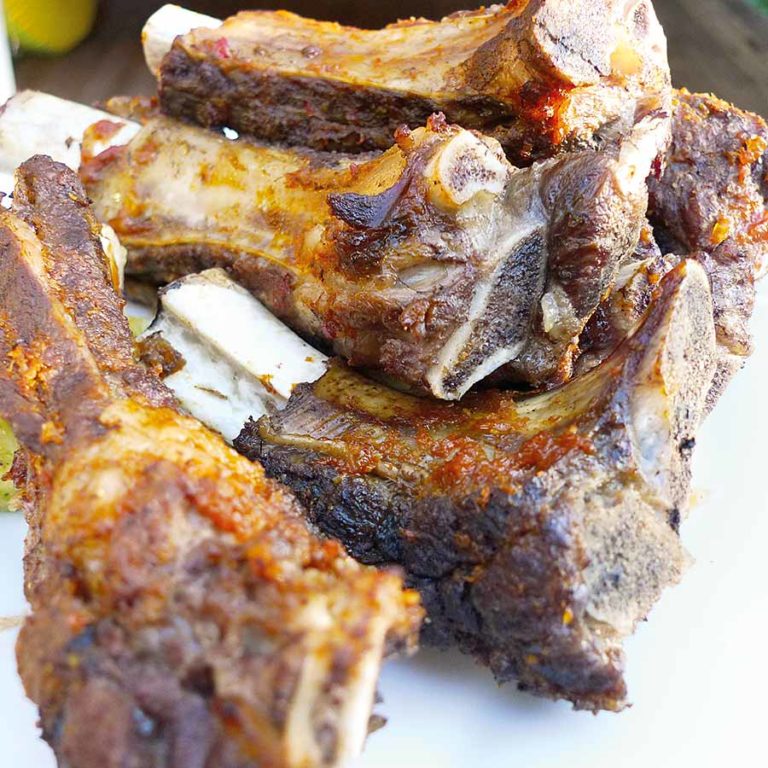 Rinder Rippe Gegrillte Rinder-Rippen mit Barbacoa Sauce - Rippen vom Rind