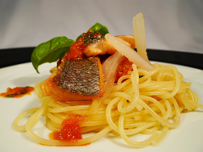 Spaghetti mit Honig-Fisch-Sugo