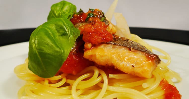 Spaghetti mit Tomaten und Basilikum auf Honig-Fisch-Sugo