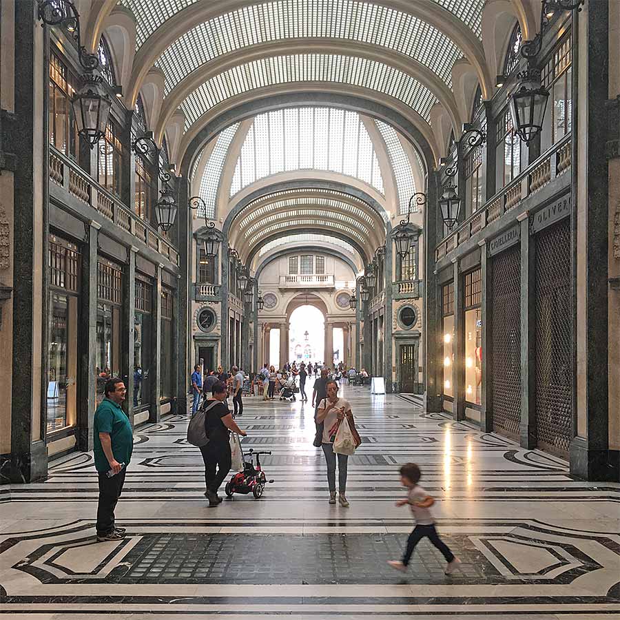 Elegantes Einkaufszentrum in Turin.