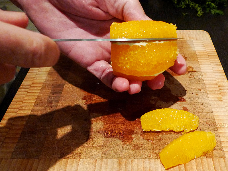 Orangen filetieren - Die Filets zwischen den weißen Häutchen herausschneiden