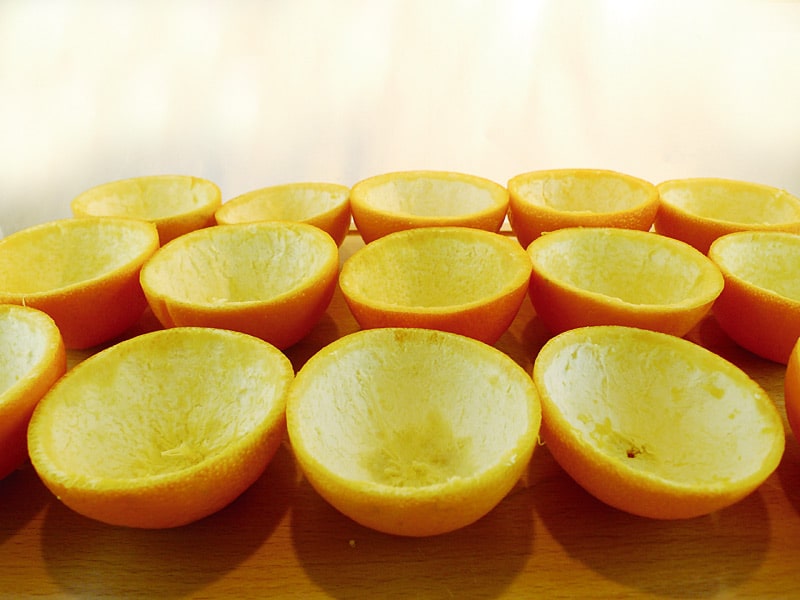 Die ausgepressten Orangenhälften eignen sich hervorrragen zum Servieren des Desserts