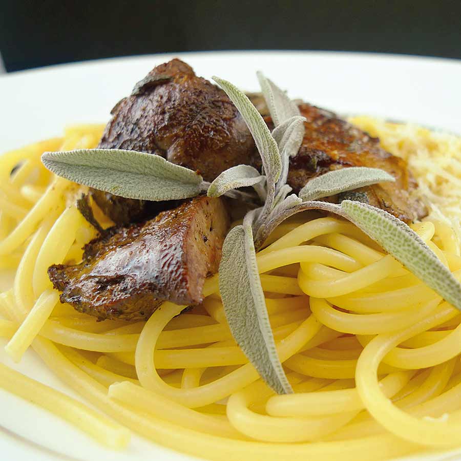 Spaghetti mit Hähnchenleber in Salbeibutter