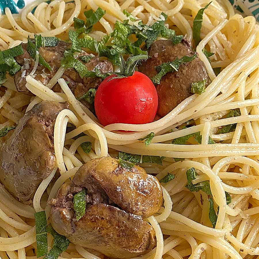 Spaghetti mit Hähnchenleber in Salbeibutter