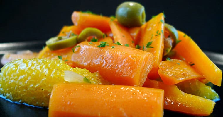 Karottengemüse mit Orangenfilets und grünen Oliven