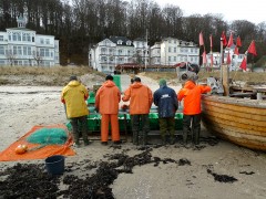 Die Männer von der Fischräucherei Kuse am Strand von Binz