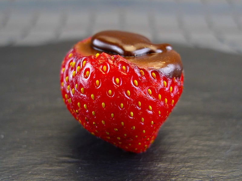 Mit Schokoladencreme gefüllte Erdbeeren