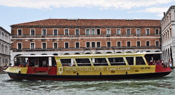 Auch eine Möglichkeit durch Venedig zu fahren. Mit dem vaporetto del arte geniesst man Vorteile in Museum beim Ausflug nach Venedig