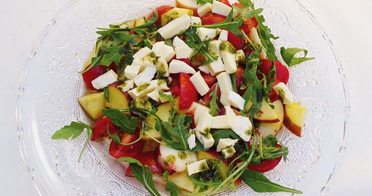 Pfirsich Tomaten Salat mit Rauke und Kürbiskernpesto