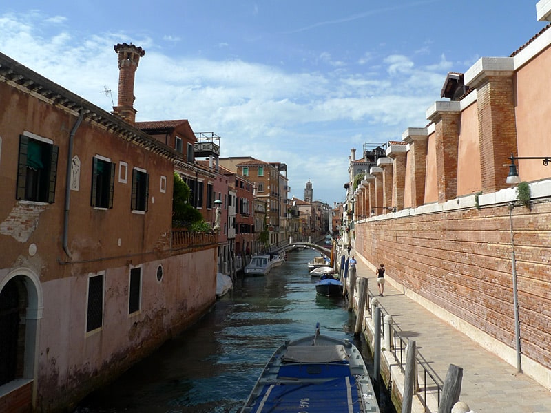 Einer der stillen Seitenkanäle in Venedig