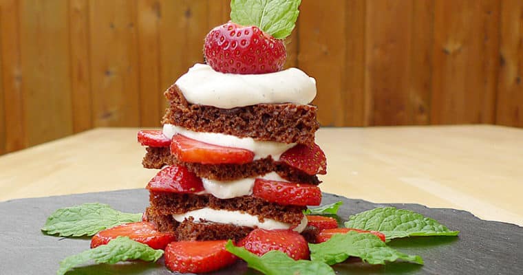 Schokoladenkekse mit Erdbeeren und Amaretto-Creme