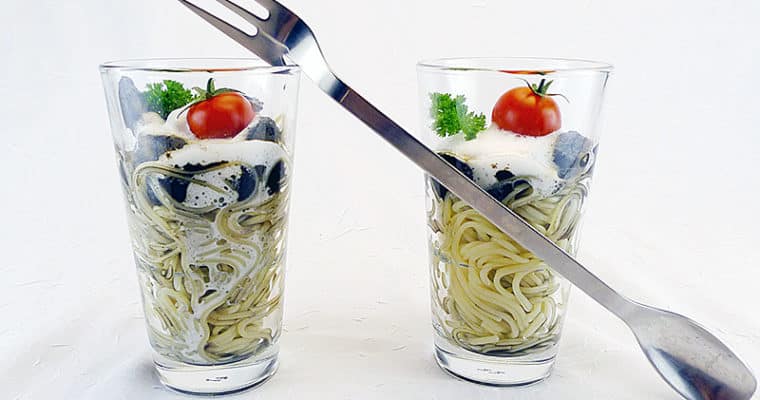 Spaghetti in Sepia-Macchiato und Mandelschaum