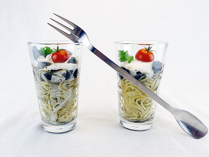 Spaghetti in Sepia-Macchiato und Mandelschaum