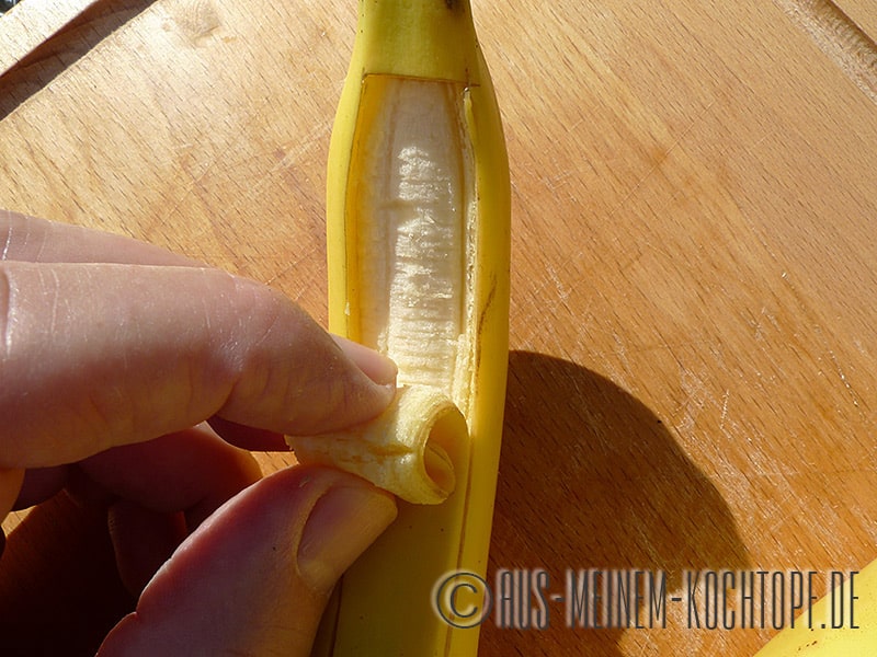 zusammengerollte Schalensegmente mit einem Zahnstocher fest stecken - Bananengondeln