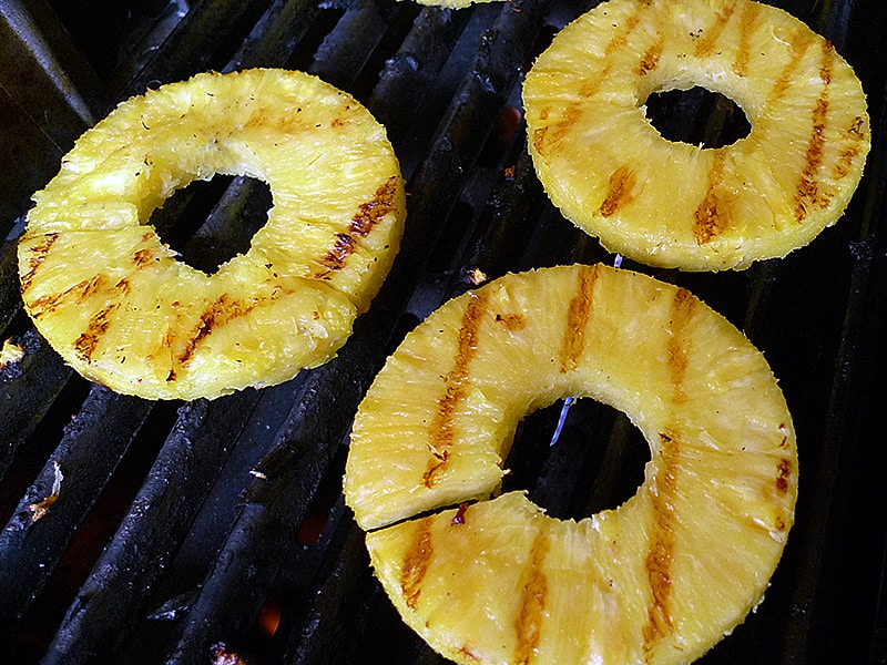 Gegrillte Ananas passt bestens zu den Spießen